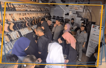 طفل فلسطيني يتلقى حذاءً جديدًا ضمن مبادرة إنسانية لتوزيع الأحذية في غزة لدعم الأطفال المحتاجين