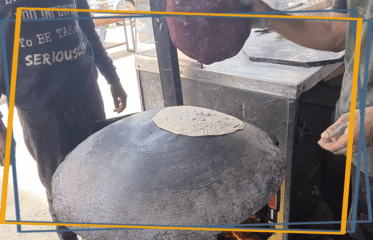 توزيع عبوات الخبز والجبنة على العائلات النازحة في شمال غزة ضمن حملة إغاثية إنسانية