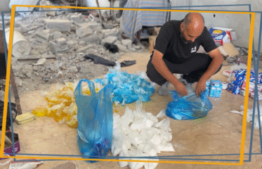 مواد نظافة أساسية تُوزّع على العائلات النازحة لضمان بيئة صحية تحفظ الكرامة وسط ظروف النزوح القاسية.