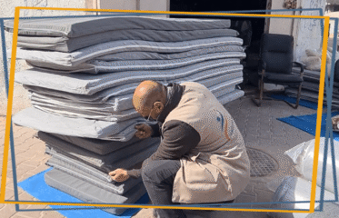 توزيع فرشات جديدة على العائلات النازحة في غزة لتحسين ظروف النوم والمعيشة داخل الخيام