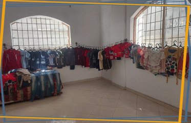 أطفال مبتسمون من مختلف الأعمار يرتدون ملابس جديدة مقدمة من فريق ليث الإغاثي ضمن مبادرة كسوة الأطفال، في أجواء من الفرح والمحبة