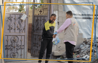 توزيع عبوات جبنة غذائية على العائلات المحتاجة ضمن حملة إغاثية في غزة